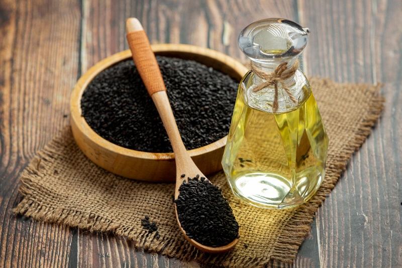 Uleiul de chimen negru: beneficii, proprietati si cum poate fi folosit pentru sanatate